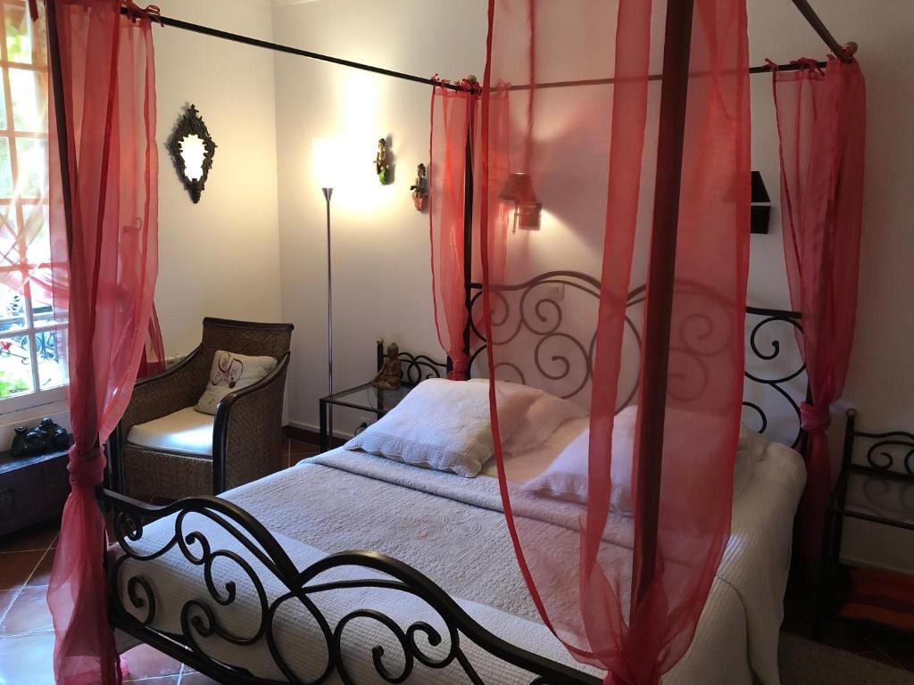 Chambre Rouge — le lit à baldaquin
