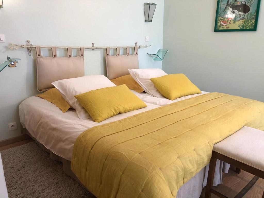 Chambre Verte — le lit
